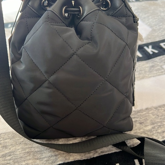 Steve Madden Bucket Bag Super Cute and Versatile! - Picture 5 of 12